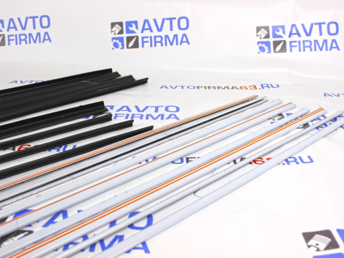 Комплект уплотнителей стекол дверей для а/м 2104-2107 бархотки с хром вставками  Комплект уплотнителей стекол дверей для а/м 2104-2107 бархотки с хром вставками