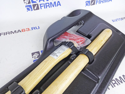 Карман задней двери с топором и лопатой на Шевроле Нива