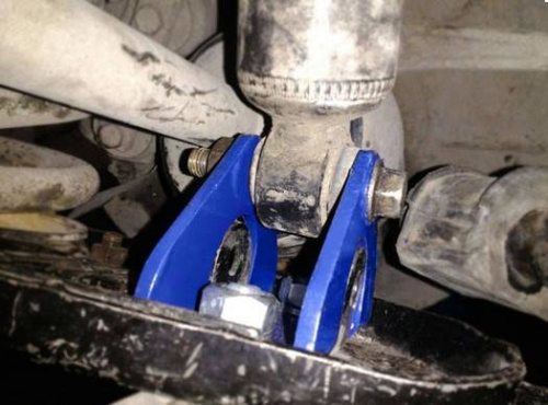 Кронштейны передних амортизаторов для а/м 2123 + 30 мм на Лада 4x4 Нива