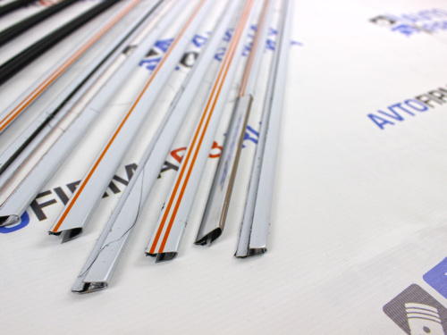 Комплект уплотнителей стекол дверей для а/м 2104-2107 бархотки с хром вставками  Комплект уплотнителей стекол дверей для а/м 2104-2107 бархотки с хром вставками