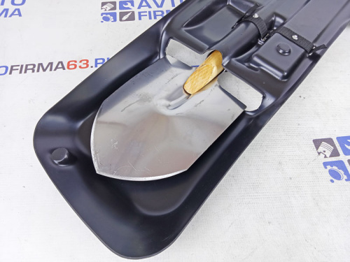 Карман задней двери с топором и лопатой на Шевроле Нива