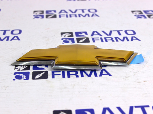 Заводской знак нового образца на решетку радиатора Шевроле Нива в интернет-магазине avtofirma63.ru 