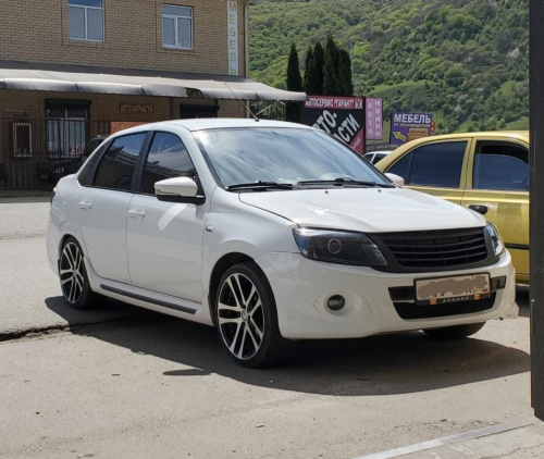 Передние тюнинг фары Лада Гранта с Би линзой тонированные с ангельскими глазками