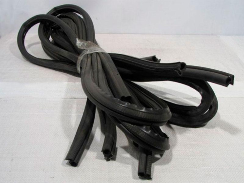 Уплотнитель задней двери 2110 короткий кр.с уг.