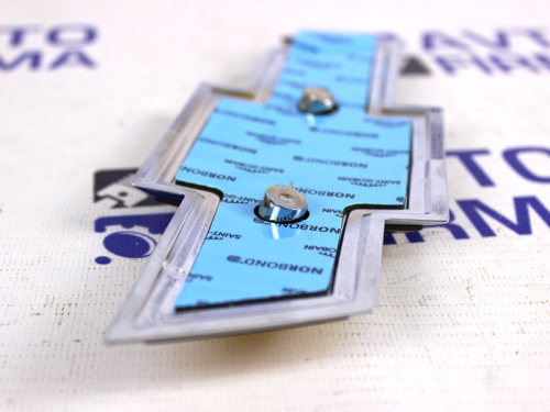 Заводской знак нового образца на решетку радиатора Шевроле Нива в интернет-магазине avtofirma63.ru 