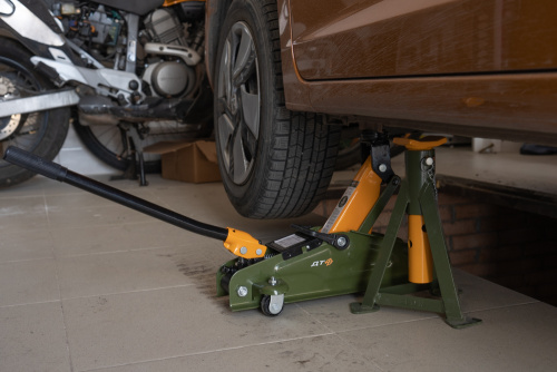 Домкрат подкатной 2 тонны, 135—340 мм, в кейсе Дело Техники в интернет-магазине avtofirma63.ru 