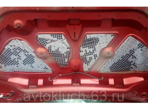 Заводская шумоизоляция капота с термоотражающей пленкой на Лада Веста