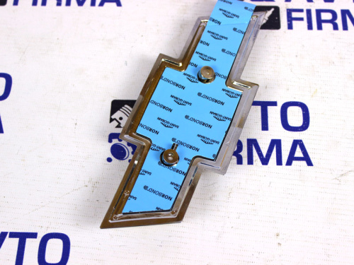 Заводской знак нового образца на решетку радиатора Шевроле Нива в интернет-магазине avtofirma63.ru 