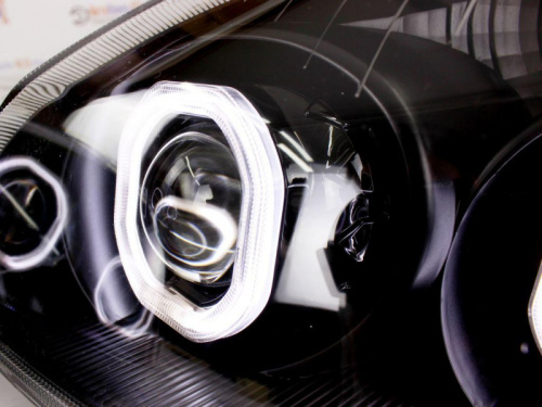 Тюнинг фары Приора с двумя Би линзами ангельскими глазками черной маской